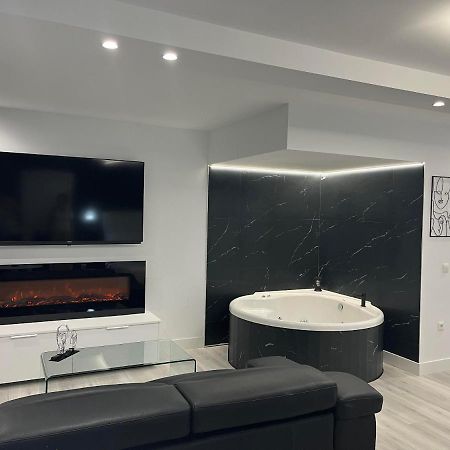 Black And White Suite "La Marinera" Castro Urdiales Bagian luar foto