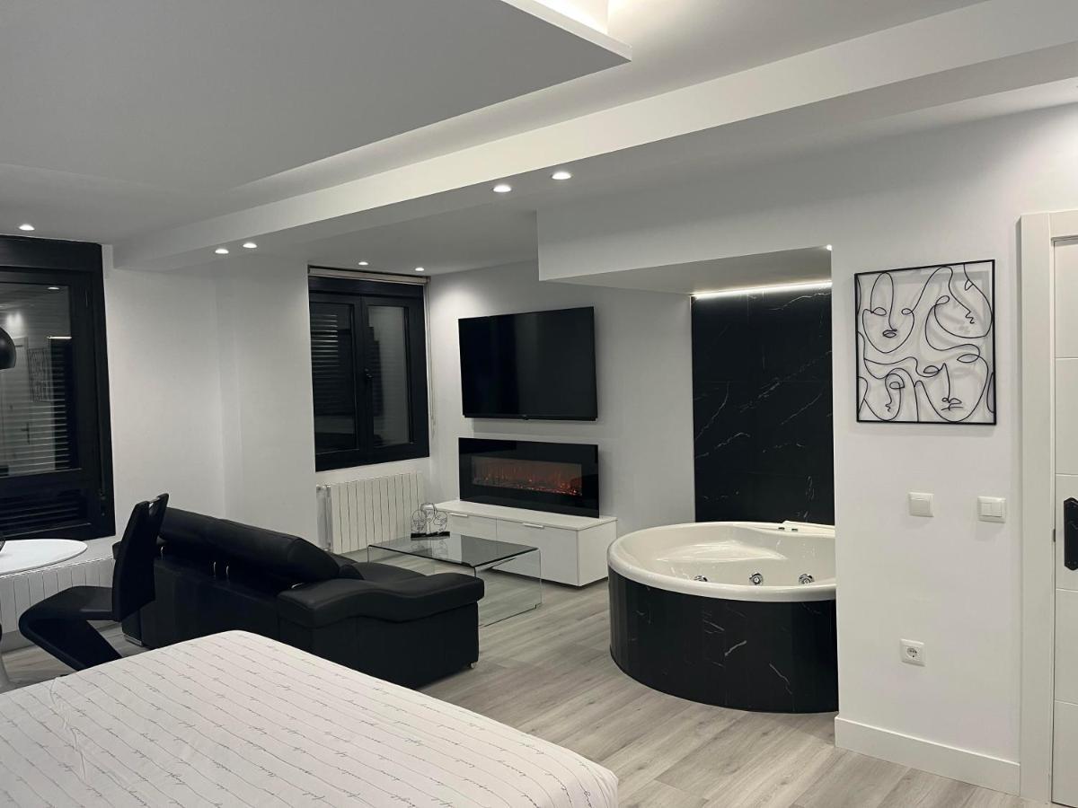 Black And White Suite "La Marinera" Castro Urdiales Bagian luar foto