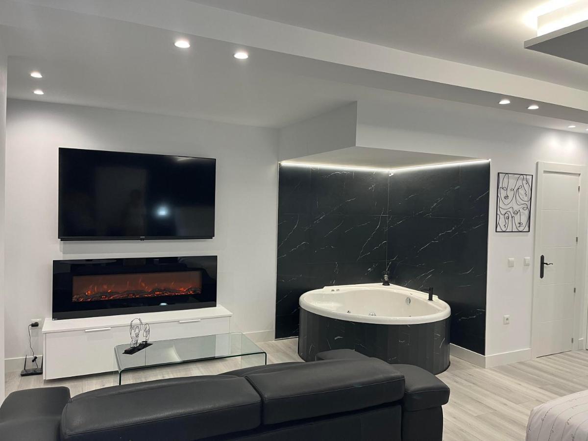 Black And White Suite "La Marinera" Castro Urdiales Bagian luar foto