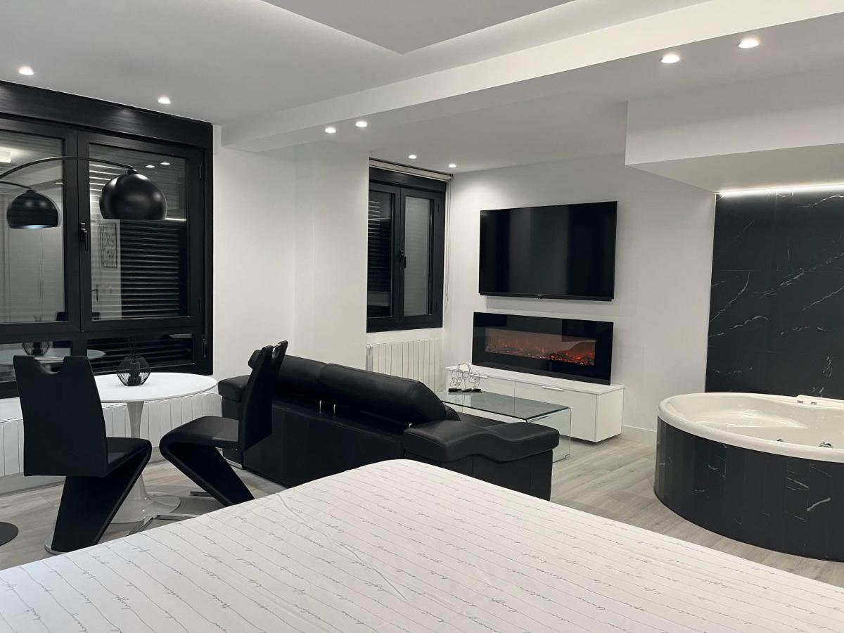 Black And White Suite "La Marinera" Castro Urdiales Bagian luar foto